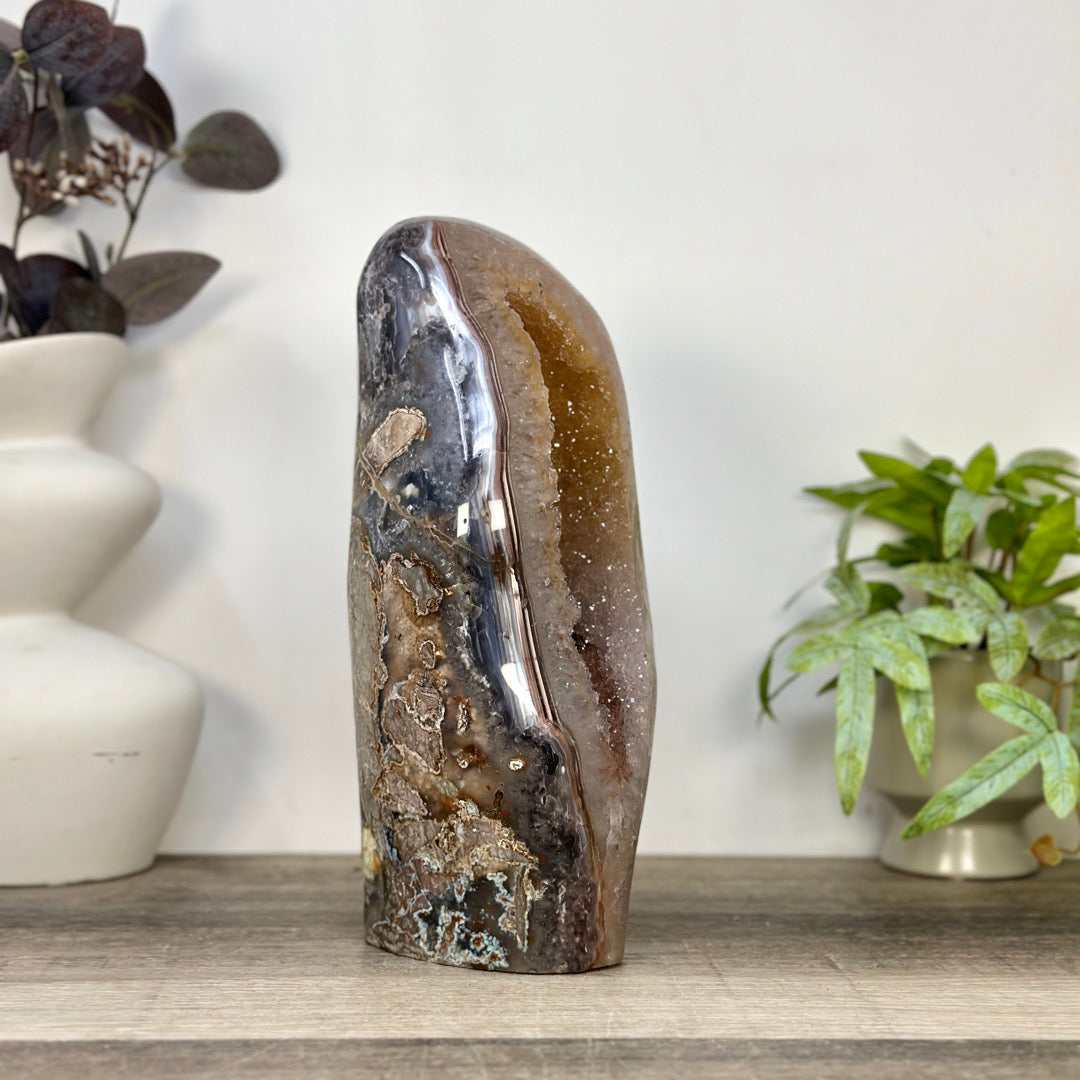 Quarz-Geode mit ausdrucksstarker architektonischer Struktur und Kalzitformation