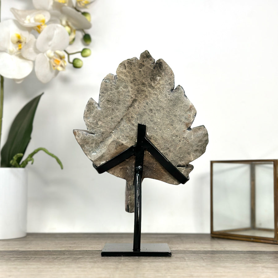 Achat-Geode mit braunen Nuancen und Druzy-Kristallen als Stein-Blatt