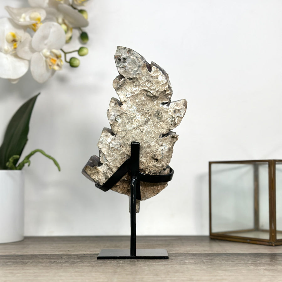 Amethyst-Blatt mit filigranen Linien und Achat-Maserung