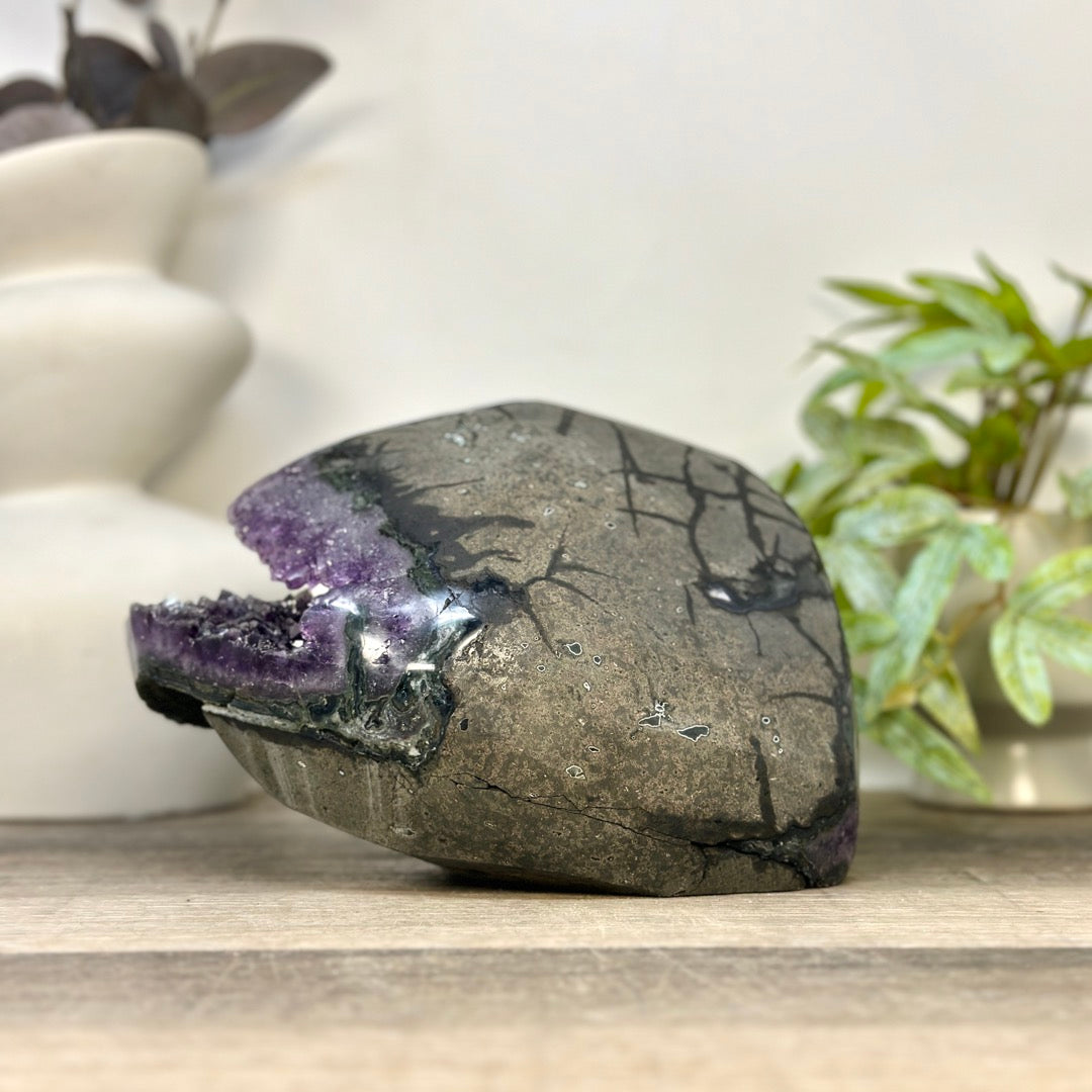 Amethyst-Geode mit zuckerquarzartiger Kristallbeschichtung und Kalzitformation