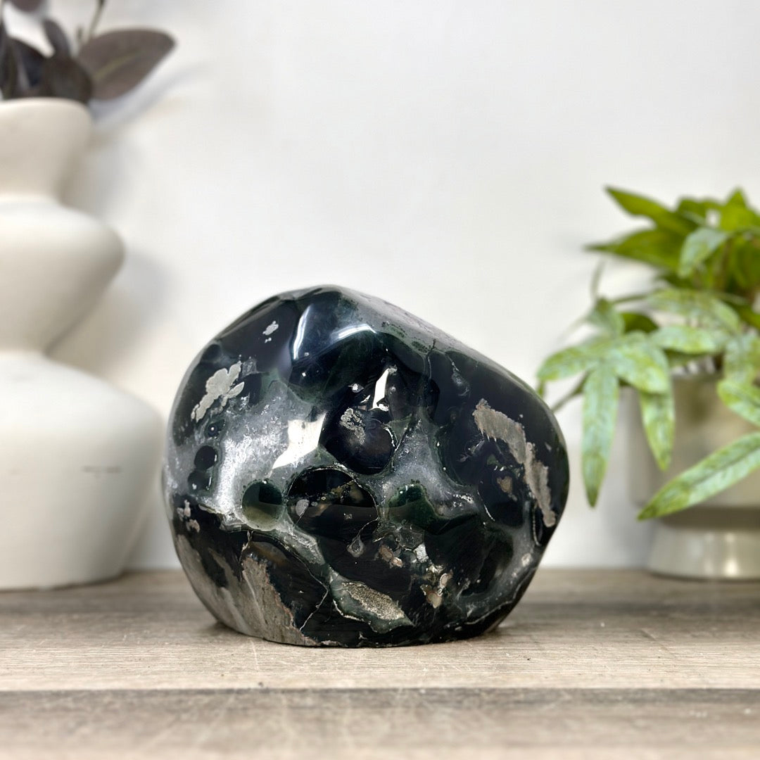 Amethyst-Cluster mit schwarzem Hämatit und feiner Kalzitbildung
