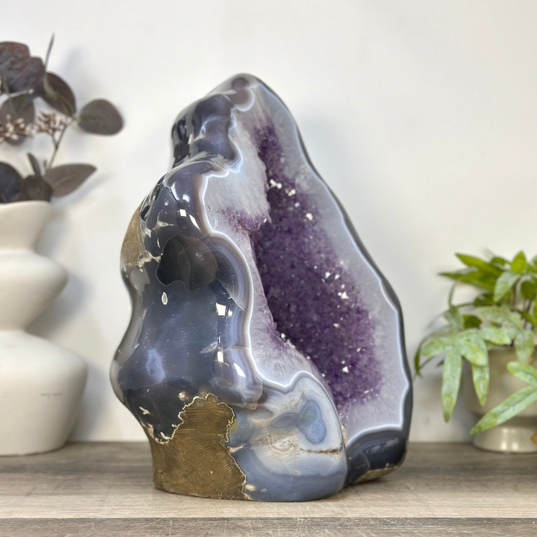 Amethyst-Geode groß mit fließender Kristallform und blauer Achat-Bänderung