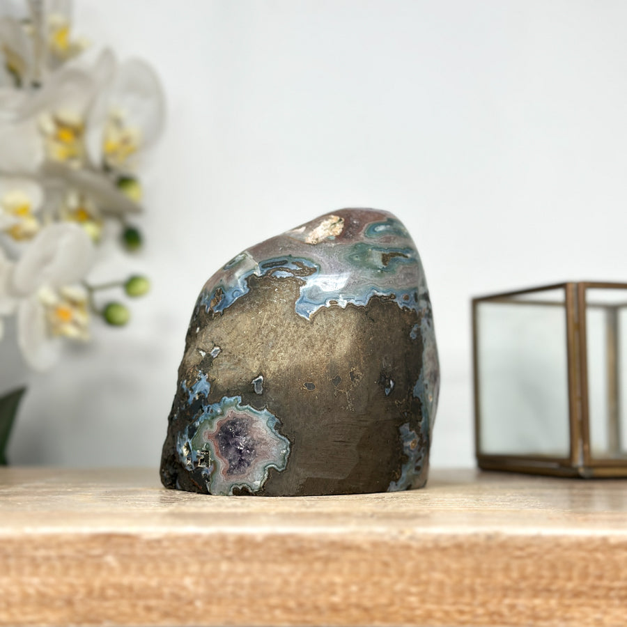 Amethyst-Druse mit Jaspis-Schale und kontrastreicher Matrixstruktur