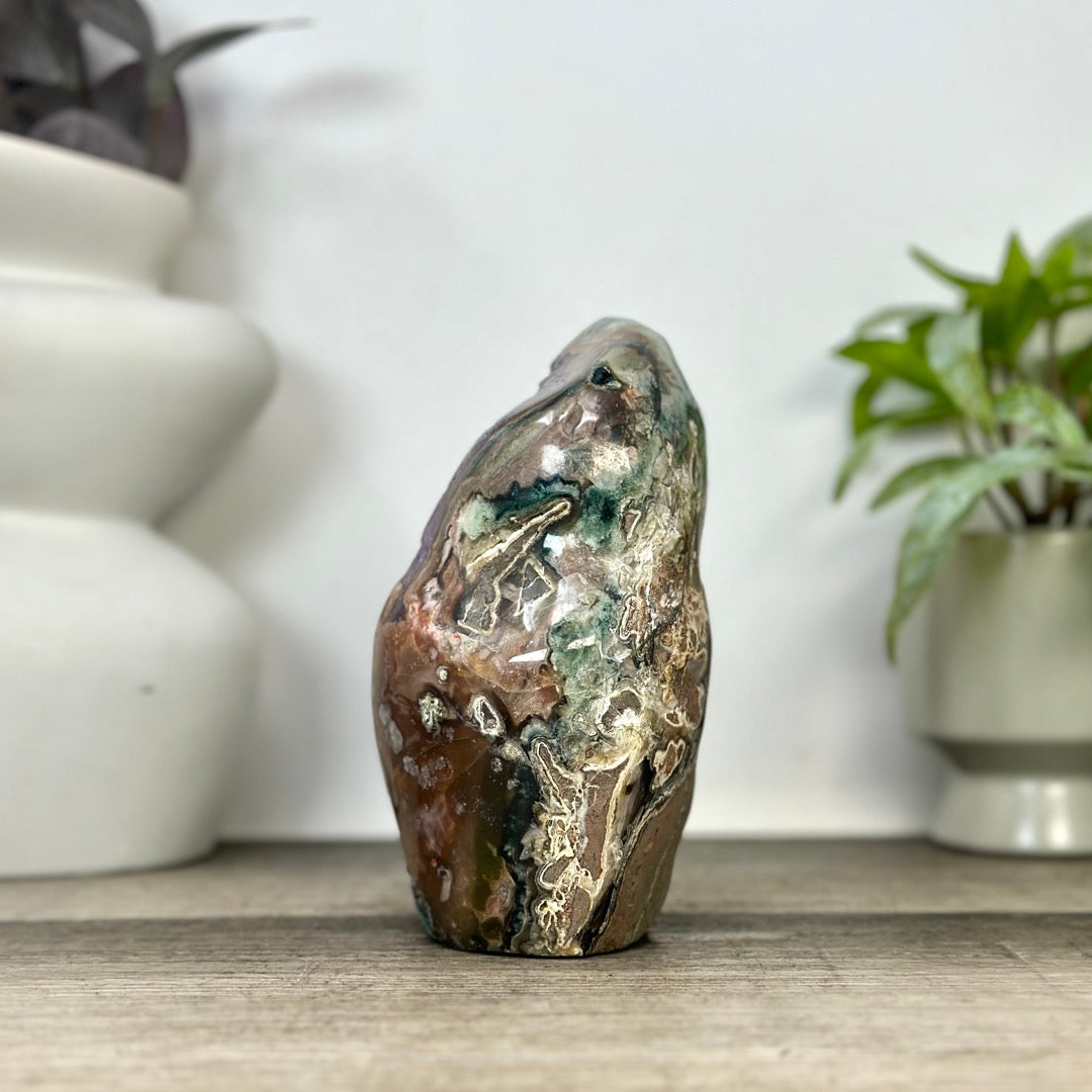 Amethyst-Geode in Sammlerqualität mit Kalzitformation und grüner Jaspis Schale