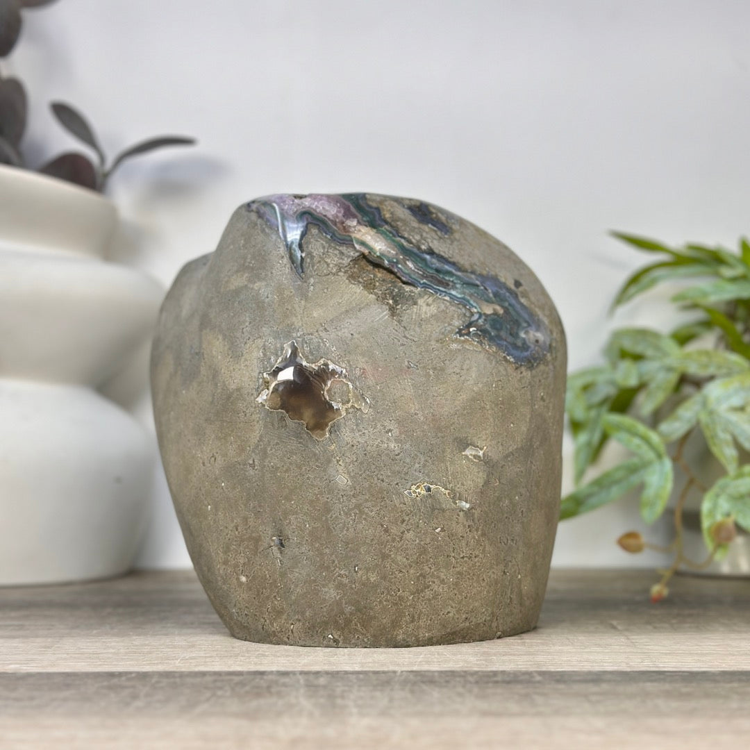Amethyst-Geode in ausgewählter Spitzenqualität mit seltener Kalzit-Kristallstufe und tiefen Kristallen