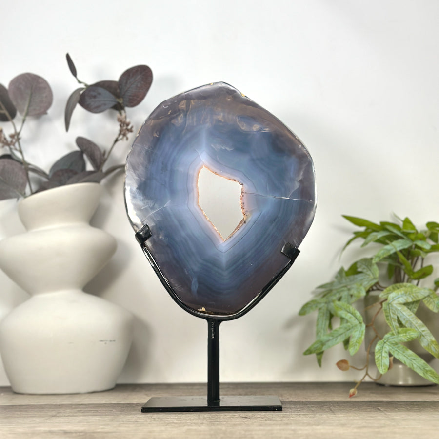Schräge Gesamtansicht des exklusiven blauen Naturstein-Portals im Ständer, perfekt inszeniert als luxuriöser Blickfang für moderne Wohn- oder Geschäftsräume.