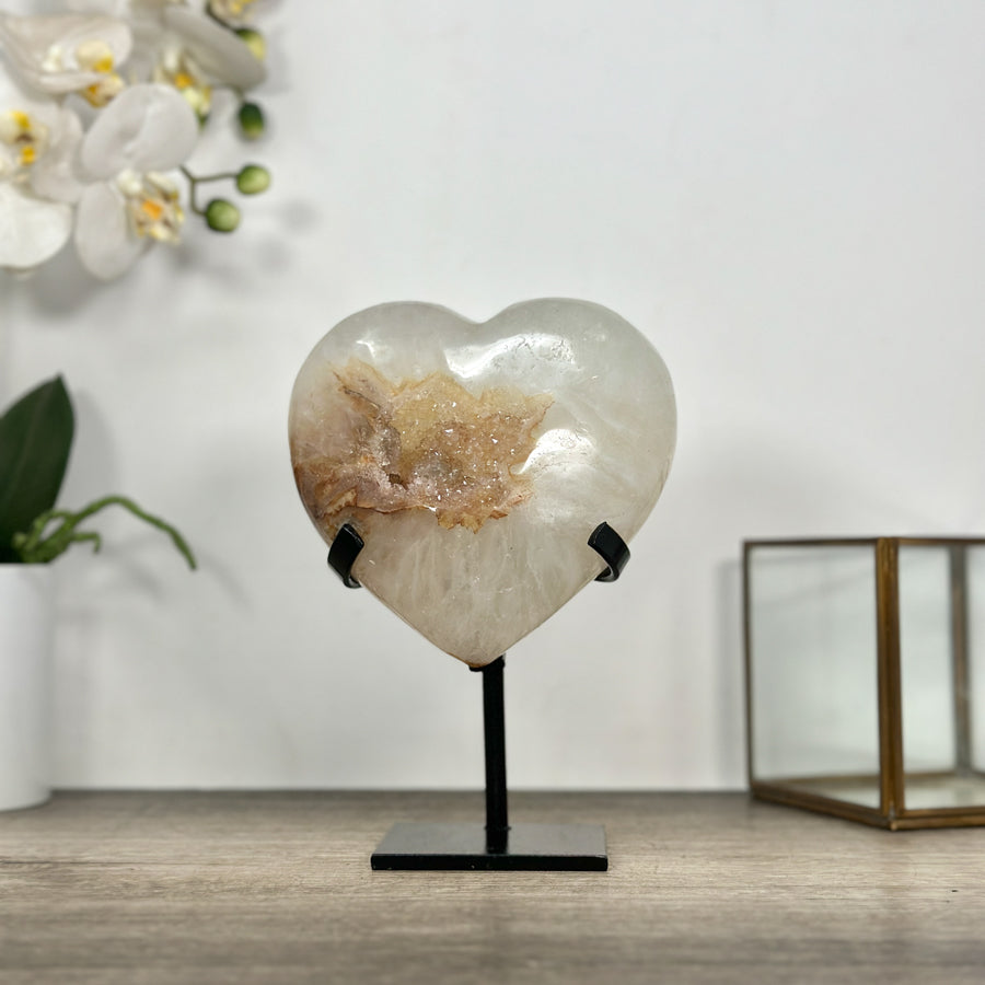 Quarz-Herzskulptur mit transparenter, lichtdurchlässiger Quarzstruktur