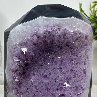 Blaugebänderter-Achat-Amethyst-Obelisk mit markanter Mineralmatrix