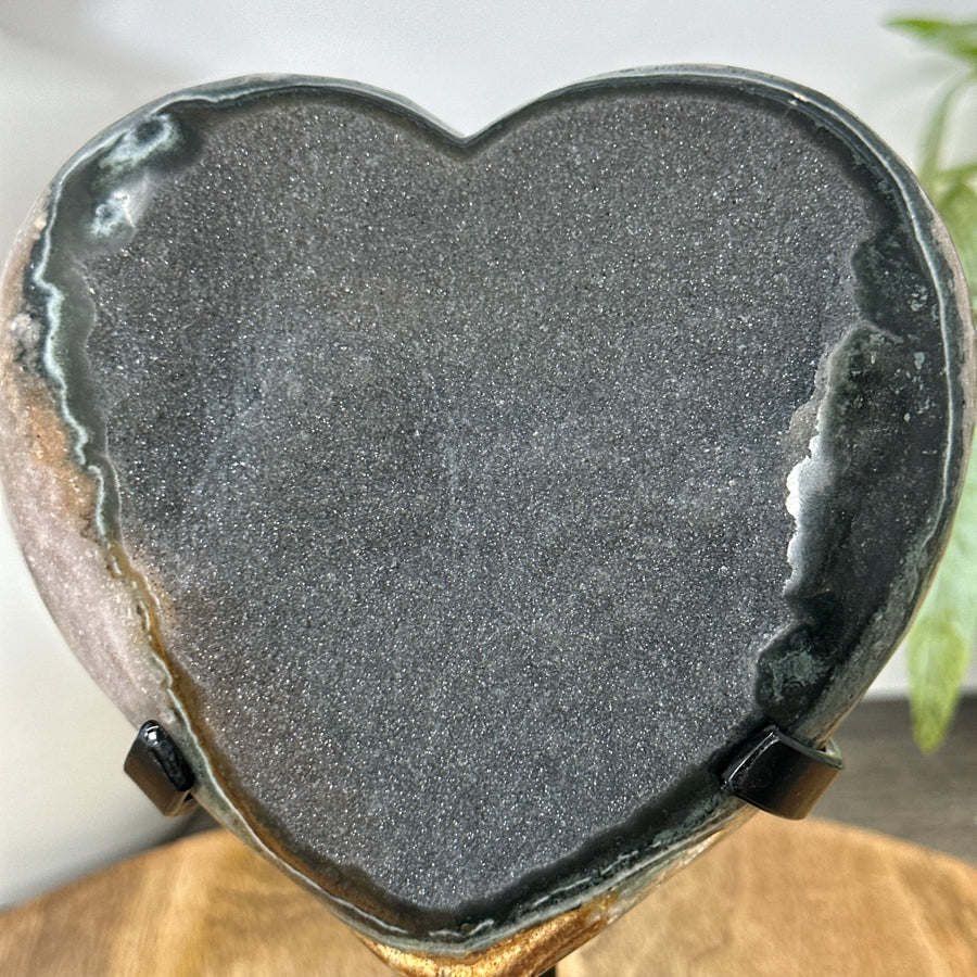 Grüne Quarz-Druzy-Herzskulptur mit kontrastreicher Jaspis-Matrix