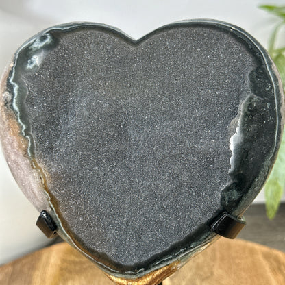 Grüne Quarz-Druzy-Herzskulptur mit kontrastreicher Jaspis-Matrix
