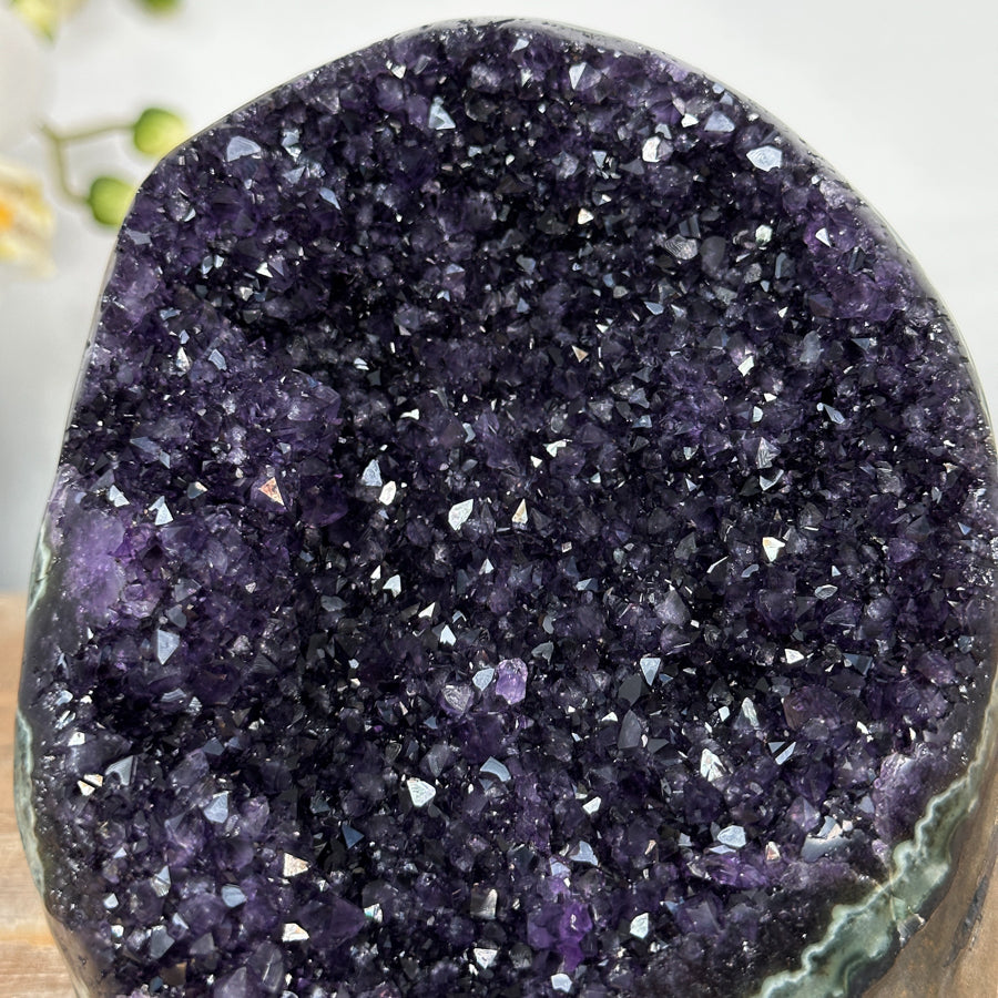 Amethyst-Druse mit kompakter Kristallstruktur und gleichmäßiger Ausrichtung