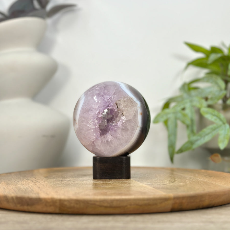 Amethyst-Sphäre mit transparenter Bänderung und klarer Kristallbildung