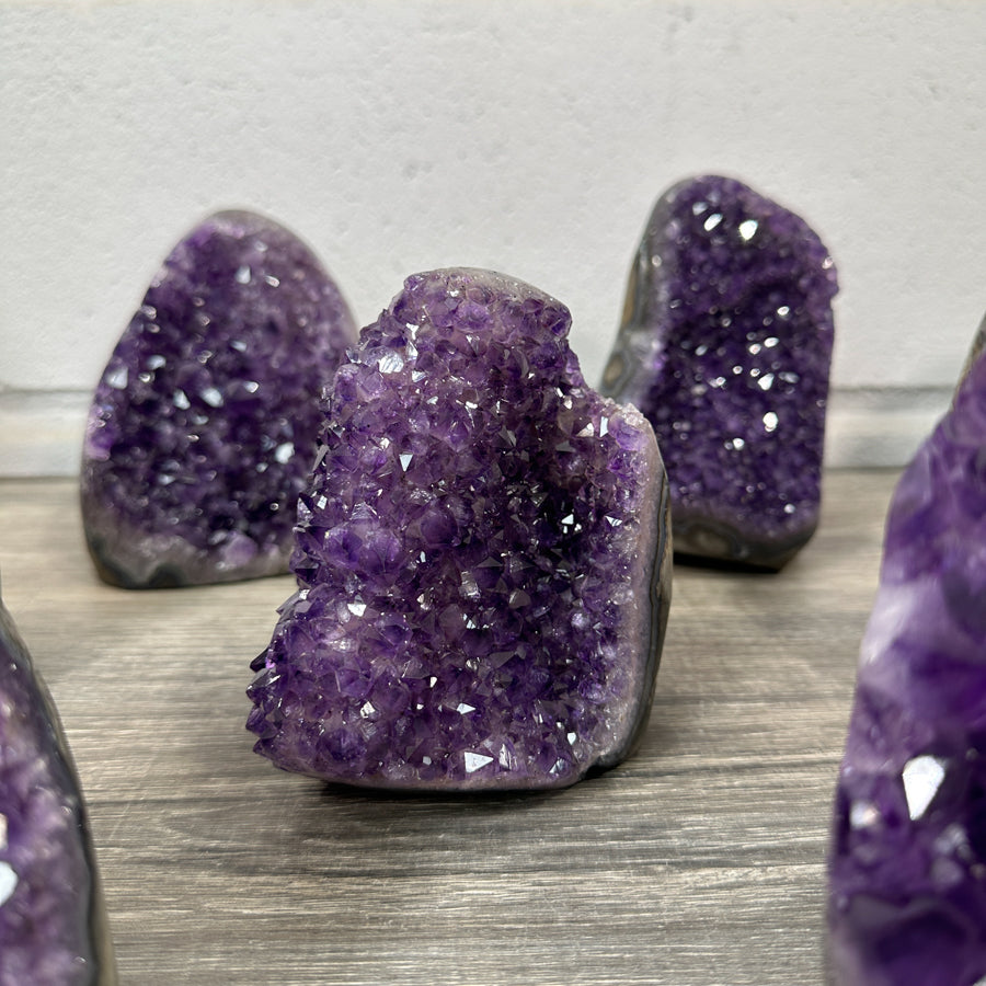 Amethyst-Kathedralen & Drusen-Set 12-teilig, mit harmonisch gewachsenen, violetten Kristallstrukturen