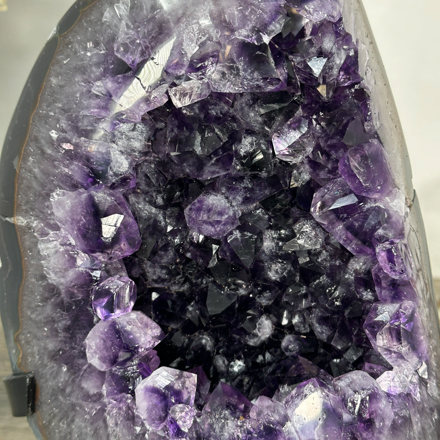 Amethyst-Geode in ovaler Form mit harmonisch verlaufender Kristallstruktur, in exklusiver Premiumqualität