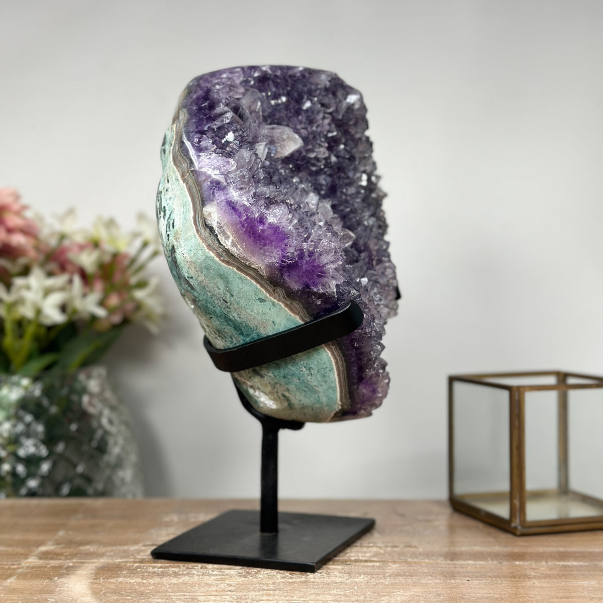 Amethyst-Jaspis-Kristallcluster groß mit grün gebänderter Naturschale