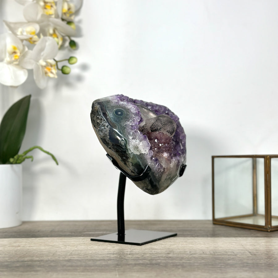 Amethyst-Geode mit Kalzitformation und kontrastreicher Kristallstruktur