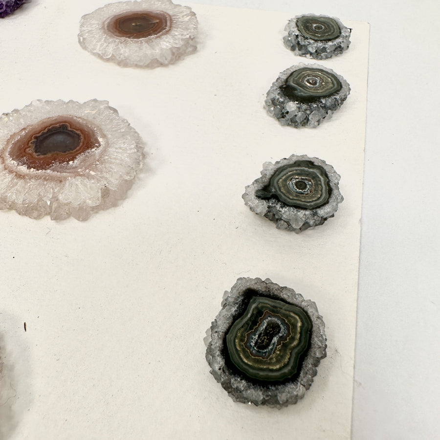 Quarz-Amethyst-Achat-Grünjaspis-Stalaktiten-Scheiben mit natürlicher Mineralbänderung