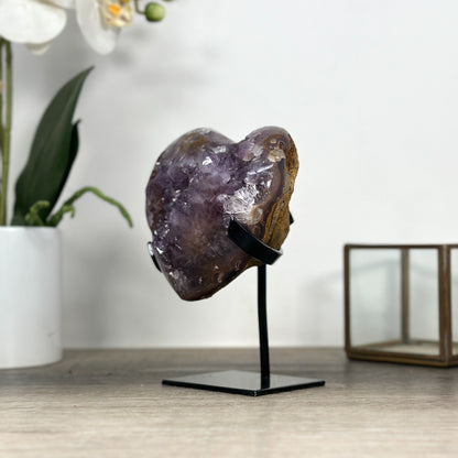 Amethyst-Kristallherz mit purpurn schimmernder Kristallstruktur