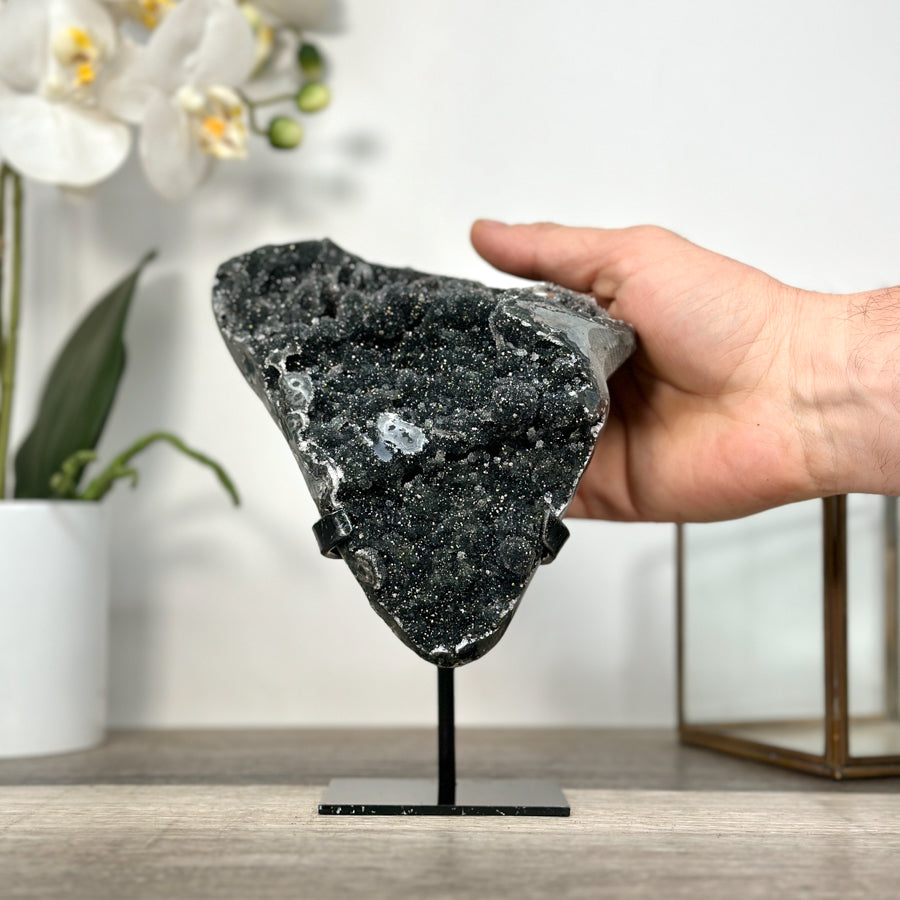 Schwarzer Druzy-Kristallcluster mit metallisch schimmernder Oberfläche