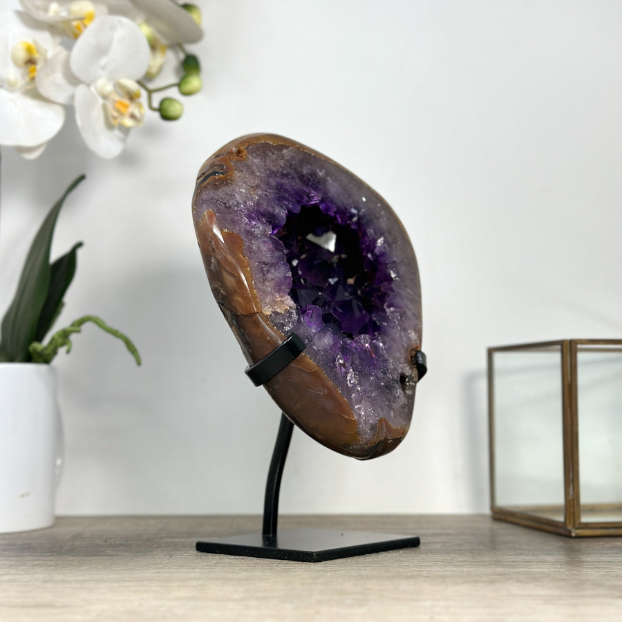 Amethyst-Geode mit kontrastreicher Achat-Randzone