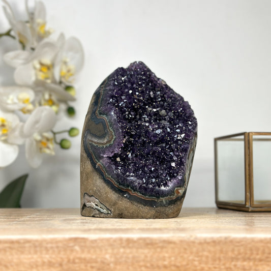 Amethyst-Geode mit tiefvioletter, gleichmäßig gewachsener Kristallstruktur