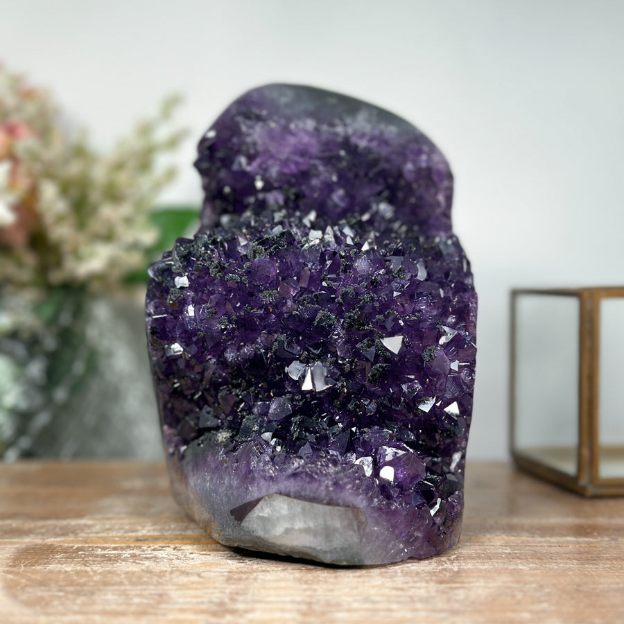 Amethyst-Kathedrale groß mit weit geöffneter, kristallreicher Innenkammer