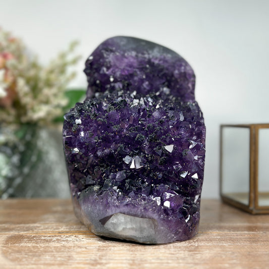 Amethyst-Kathedrale groß mit weit geöffneter, kristallreicher Innenkammer