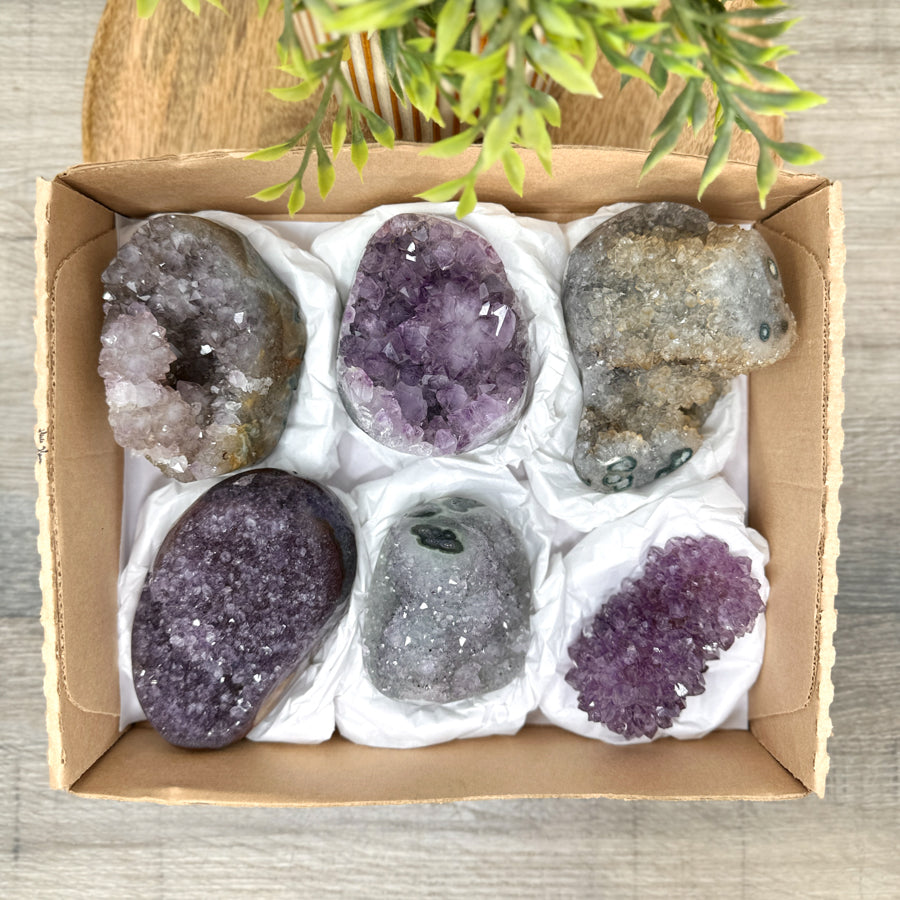 Mineralien-Ensemble mit markanter Formation und strukturierter Kristallbildung