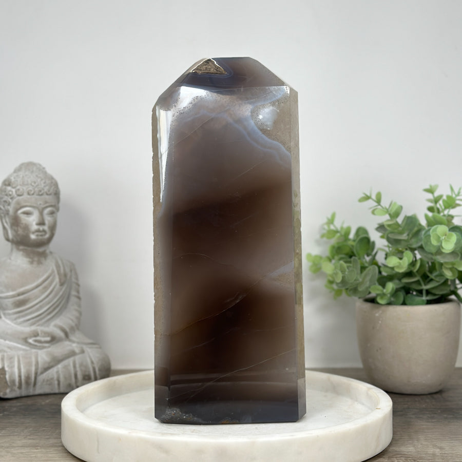 Achat-Jaspis-Obelisk XXL mit vielschichtiger Natursteinmatrix, in exklusiver Premiumqualität