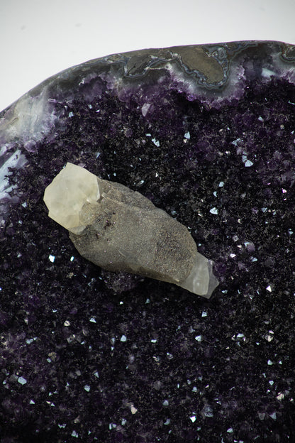 Amethyst-Geode XXL massiv mit zentraler Kalzitformation, in exklusiver Premiumqualität