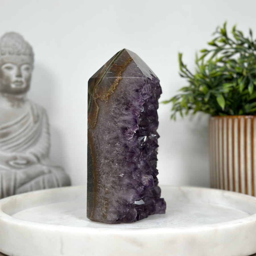Amethyst-Achat-Obelisk mit klarer Mineralbänderung
