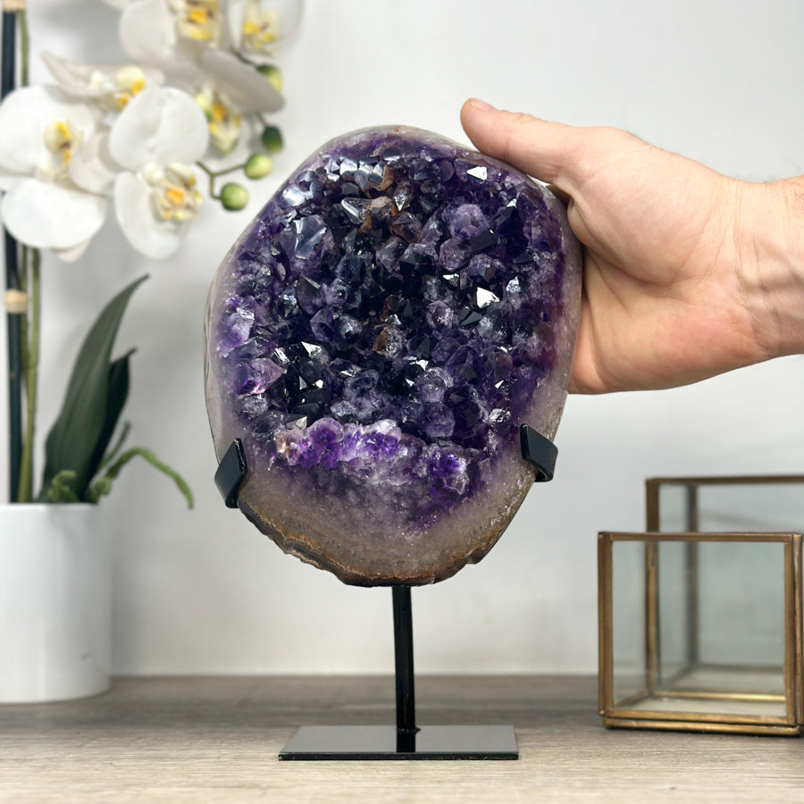 Amethyst-Kristall mit großkristalliner, lichtreflektierender Kristallstruktur