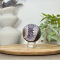 Amethyst-Achat-Steinkugel mit Druzy-Kristallkammer und dichter Struktur