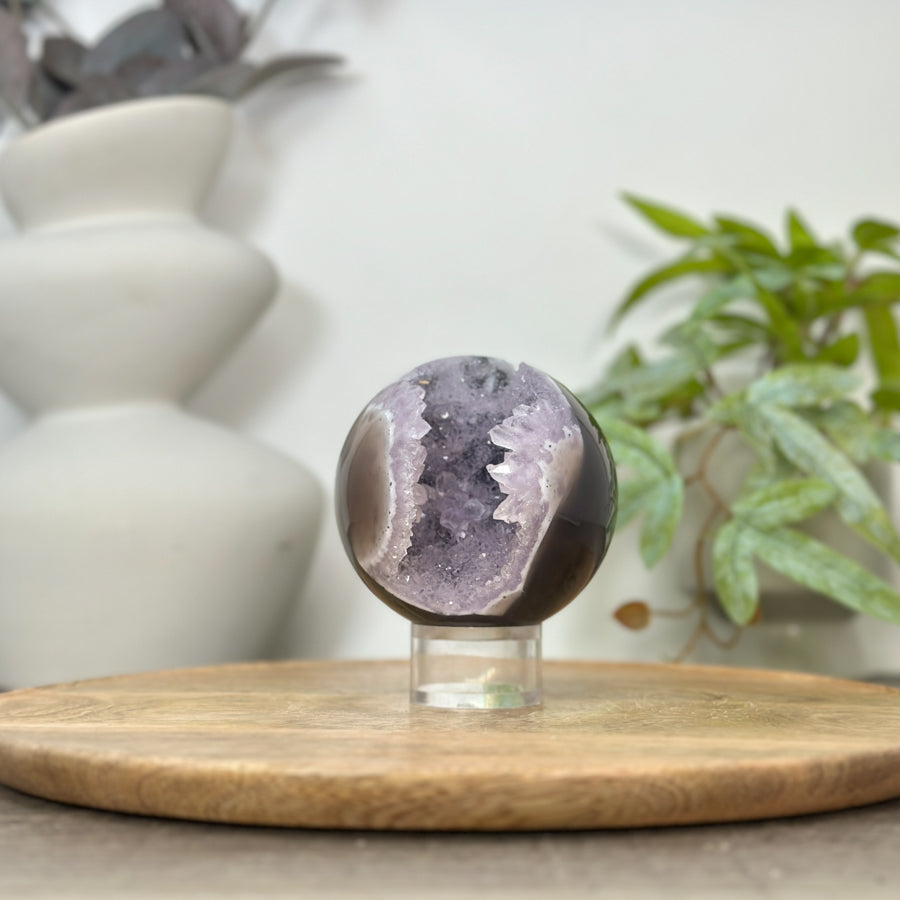 Amethyst-Achat-Steinkugel mit Druzy-Kristallkammer und dichter Struktur