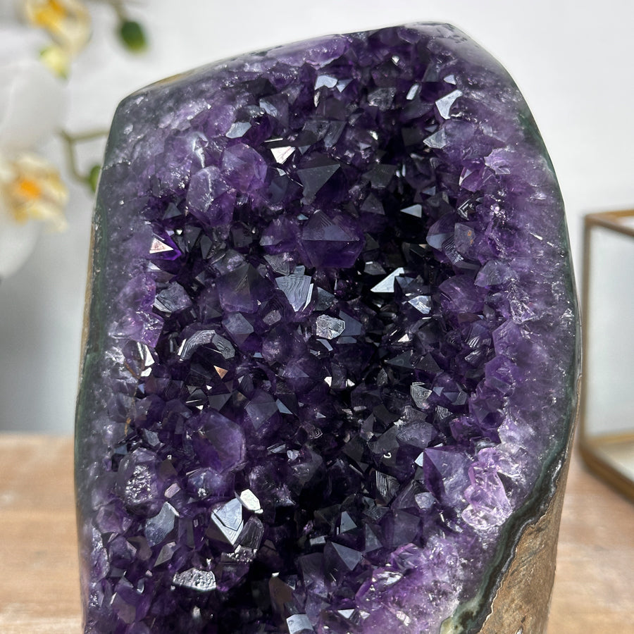 Amethyst-Geode mit aufrechter Standform und kompakter Kristallstruktur