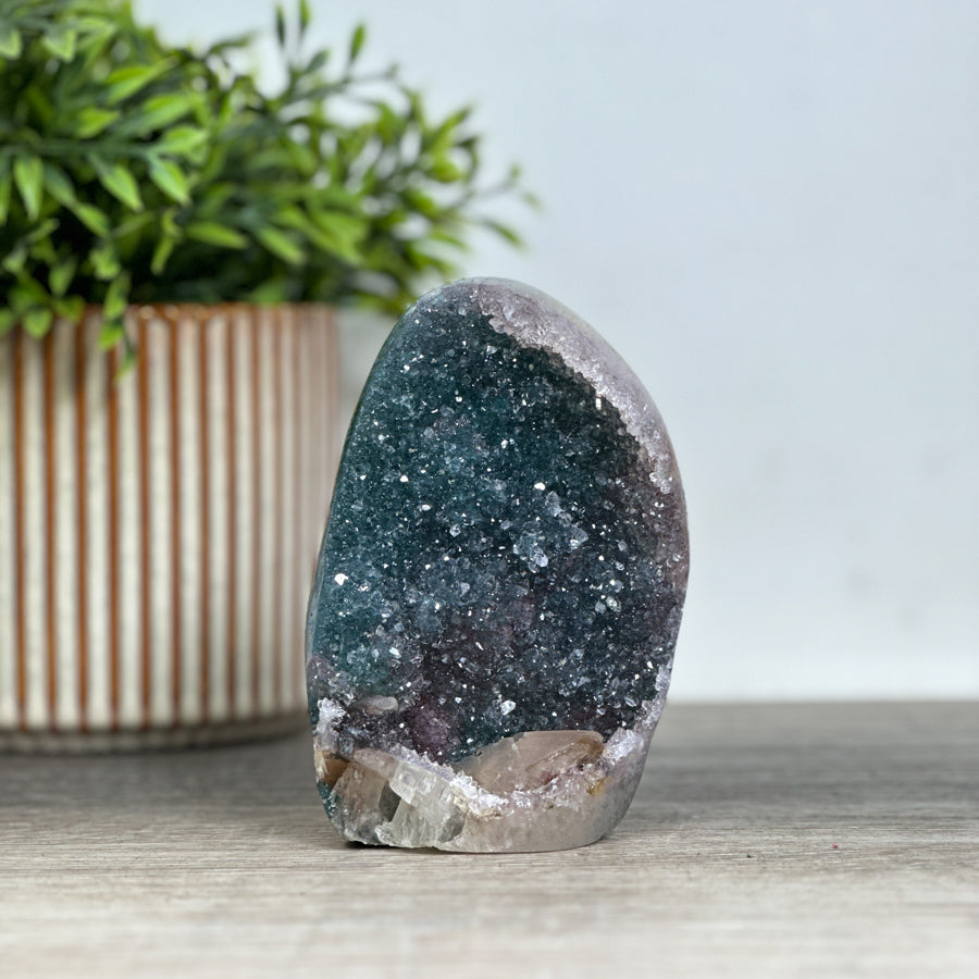 Mineralien-Kathedralen- und Drusen-Set 4-teilig, mit kontrastreicher Mineralvielfalt