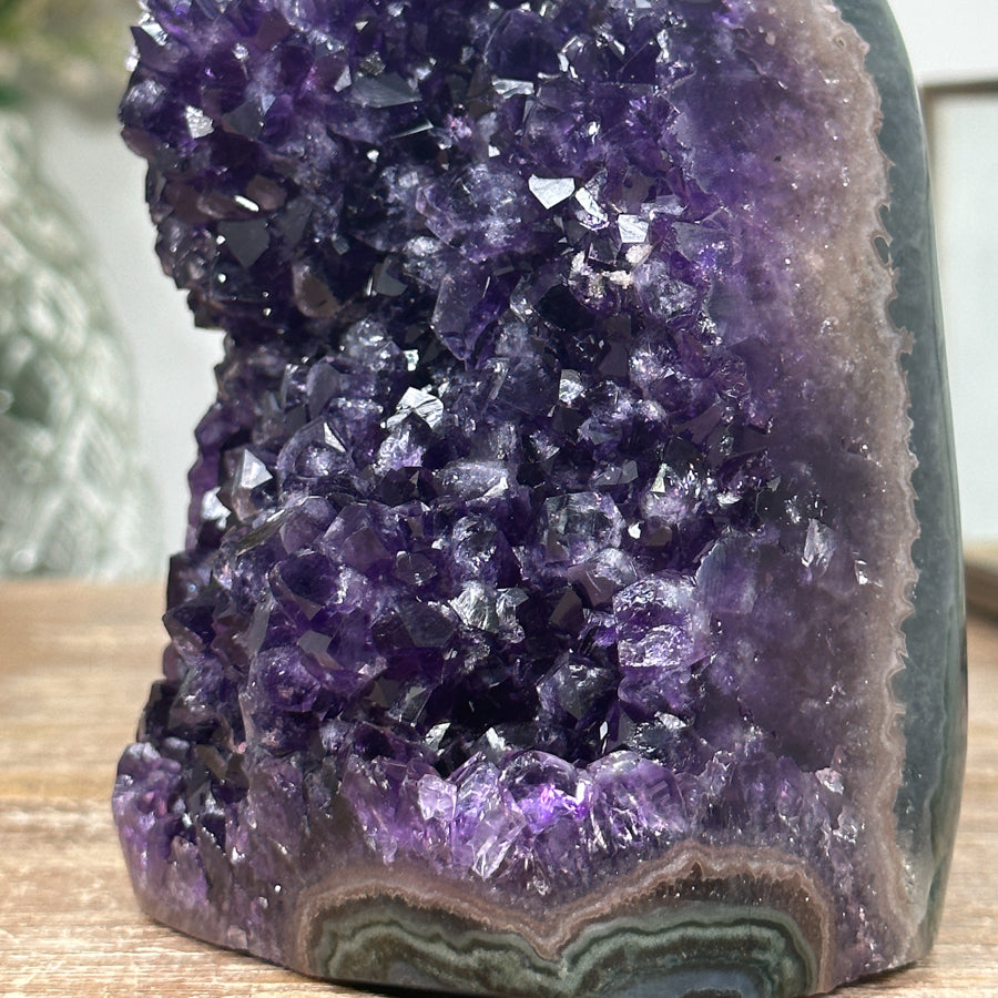 Amethyst-Druse mit tiefvioletter, dicht verwachsener Kristallzone