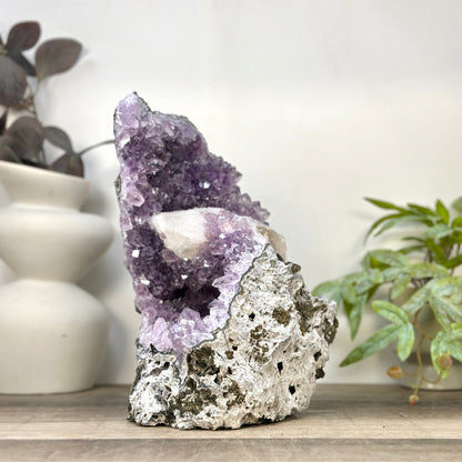 Amethyst-Kathedrale mit dichter Zuckerkristall-Beschichtung und feiner Kalzitbildung