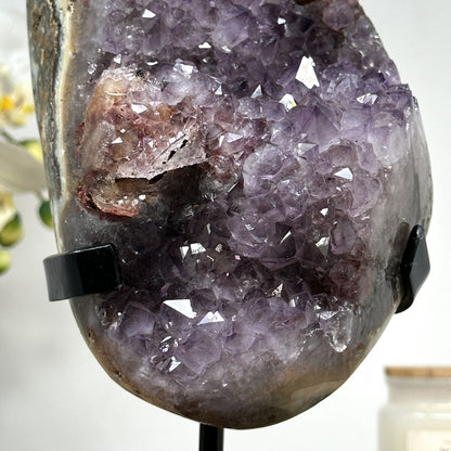 Amethyst-Cluster mit markanter Kalzitbildung