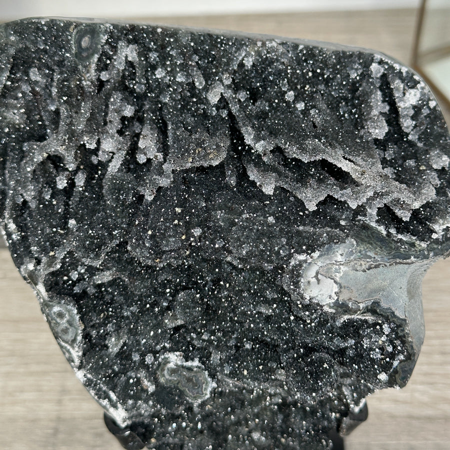 Schwarzer Druzy-Kristallcluster mit metallisch schimmernder Oberfläche