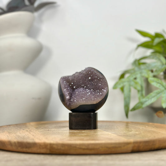 Amethyst-Sphäre mit intensiven violetten Nuancen und Zuckerquarzkristallen