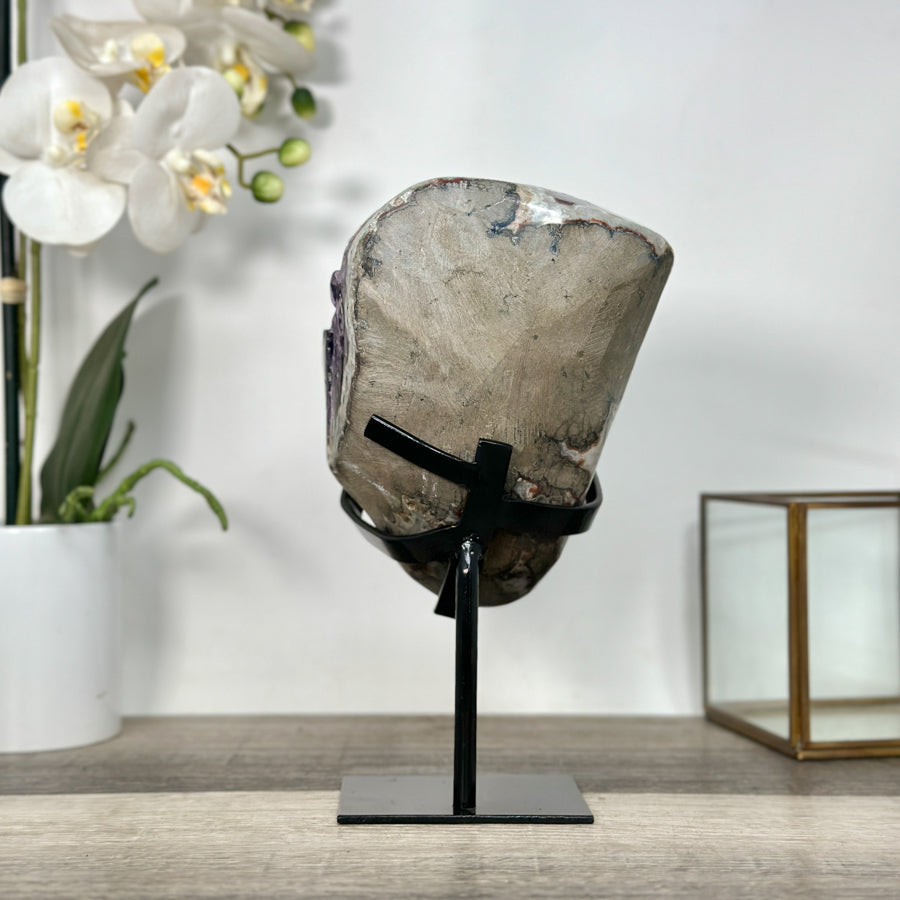 Amethyst-Cluster mit klar abgegrenzter, tiefvioletter Kristallstruktur