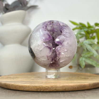 Amethyst-Achat-Steinkugel mit groß gewachsenen Kristallen und klarer Struktur
