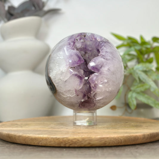 Amethyst-Achat-Steinkugel mit groß gewachsenen Kristallen und klarer Struktur