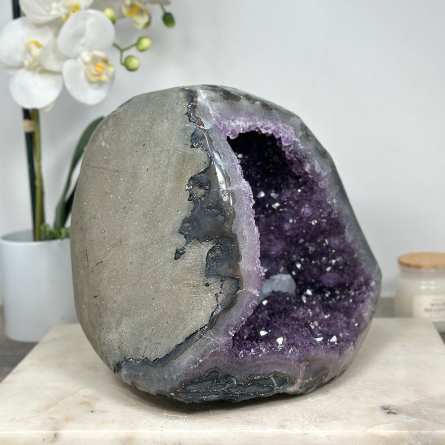 Amethyst-Geode groß mit markanter Kalzitformation