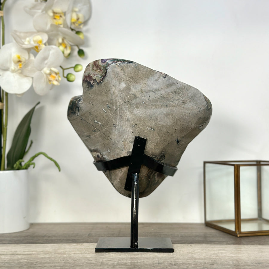 Amethyst-Kristall mit plastischer Kalzitformation und klarer Kristallstruktur