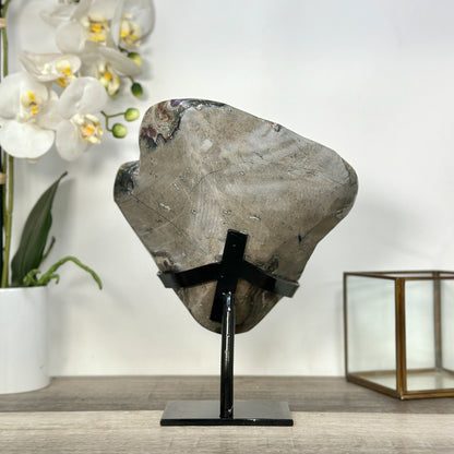 Amethyst-Kristall mit plastischer Kalzitformation und klarer Kristallstruktur
