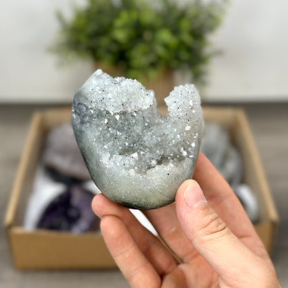 Mineralien-Ensemble mit differenzierter Struktur und natürlicher Kristallbildung