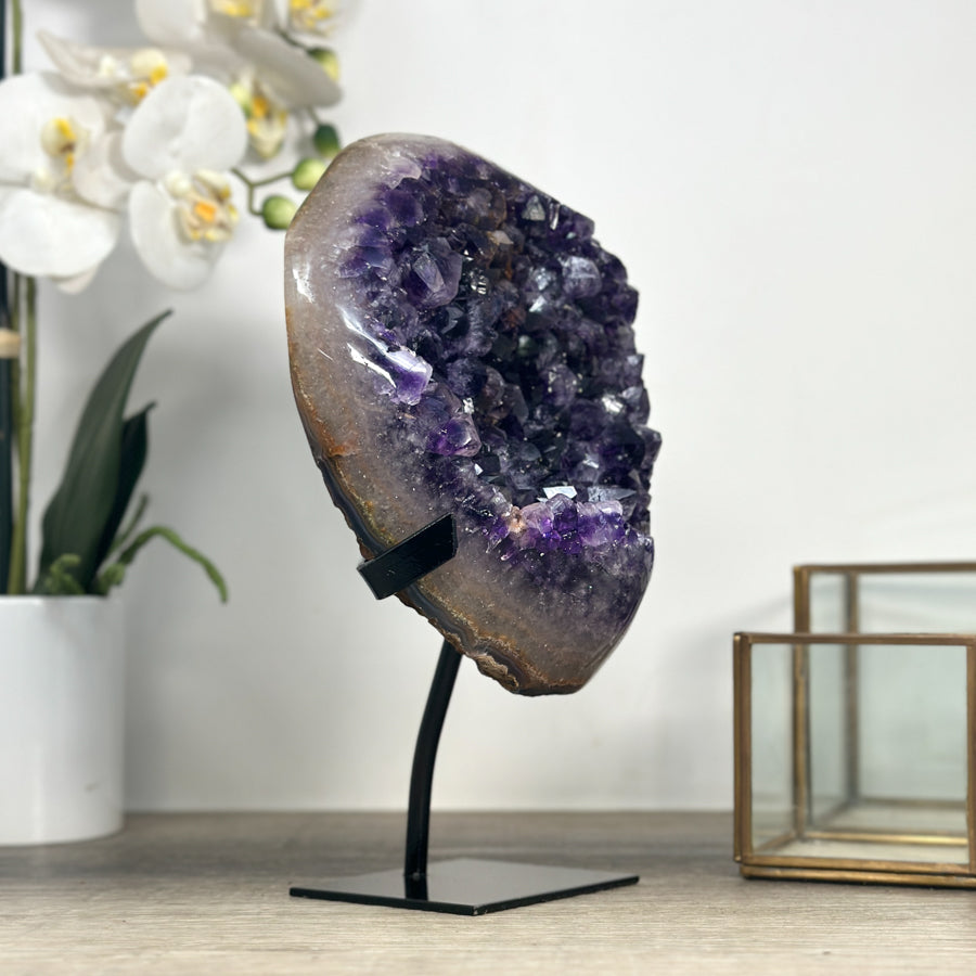 Amethyst-Kristall mit großkristalliner, lichtreflektierender Kristallstruktur
