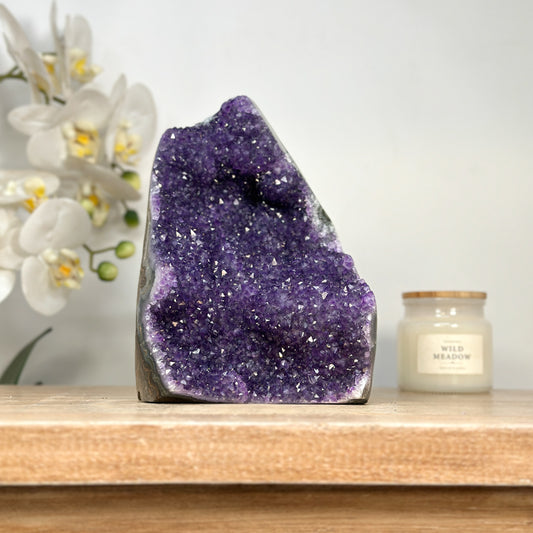 Amethyst-Kathedrale groß mit ausgeprägter Stalaktitenstruktur und plastischer Formation